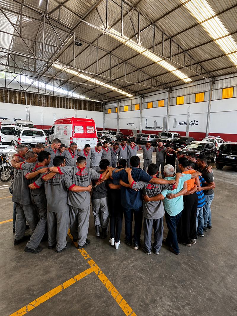 Oficina automotiva com elevador e ferramentas